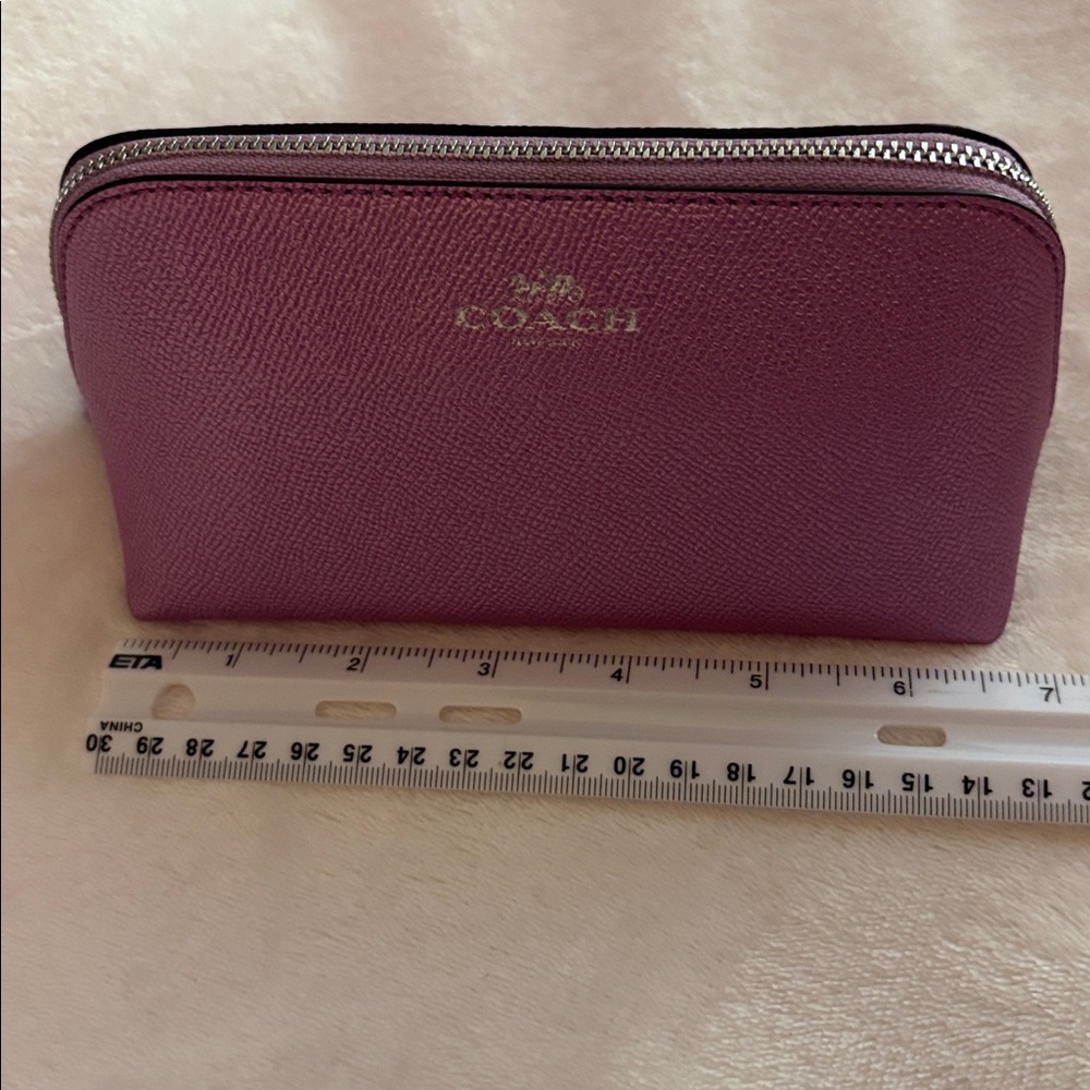 Coach Purple Metallic Cosmetic Bag
A metallic lilac almost
Final sale - Picture 4 of 6